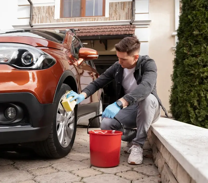 Lavage auto à domicile Mareil-le-Guyon : professionnel intervenant sur un véhicule